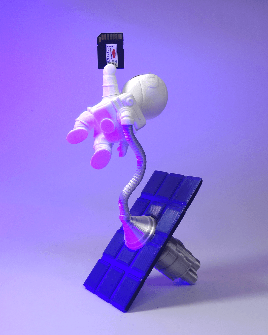 Astronaut Photo Holder - view 4